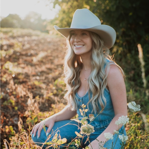 Meet your Posher, Paige - Picture 1 of 3